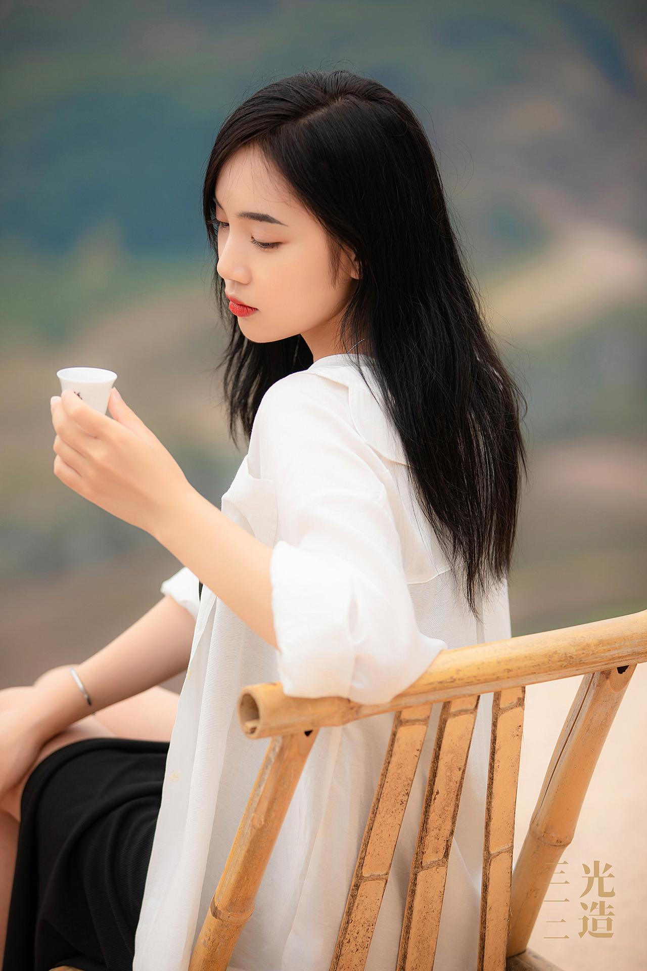 你是悬崖之上 正摇曳的花