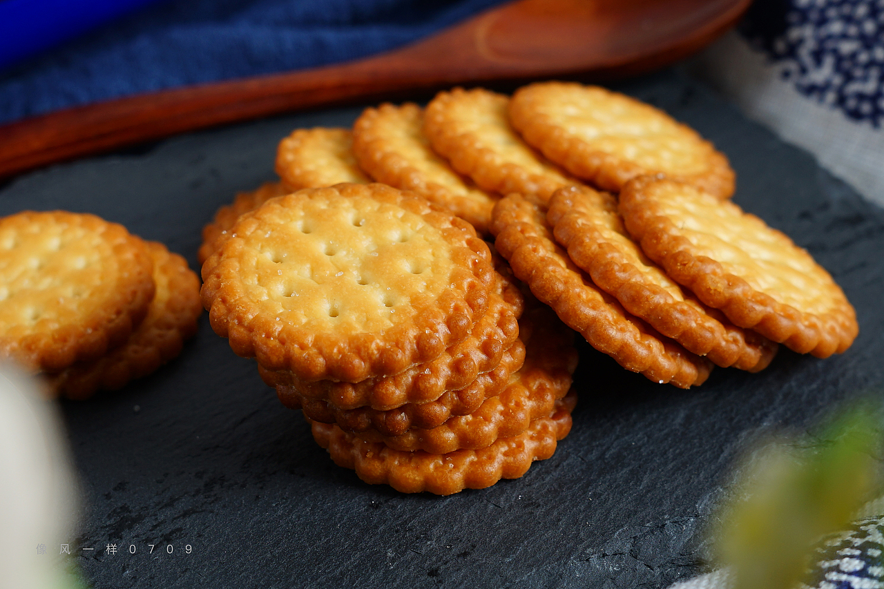 小圆饼干/酸奶麦片/豆乳威化/咸蛋黄饼干等零食摄影图