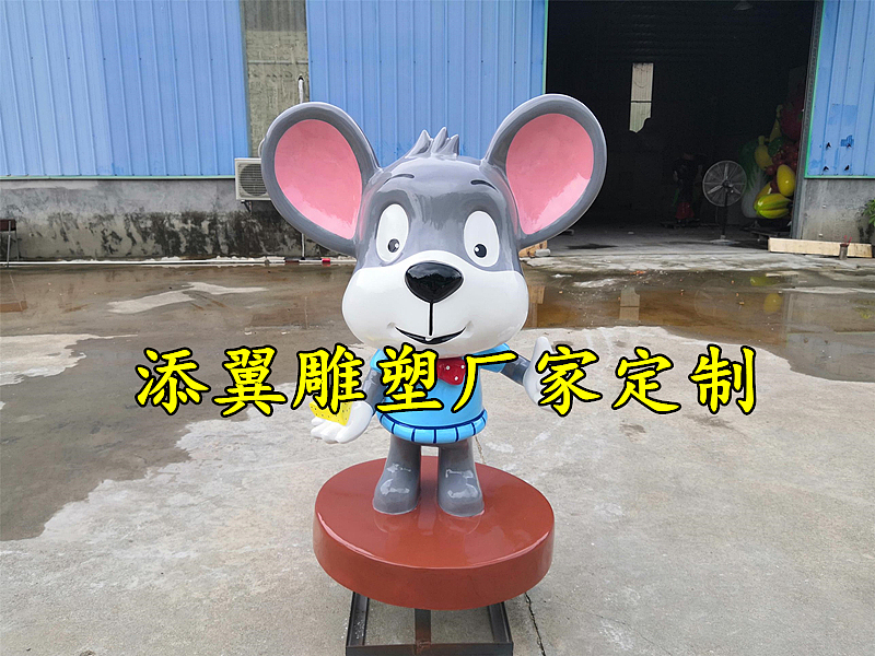 记录十二生肖主题广场玻璃钢卡通动物雕塑做个短途旅行