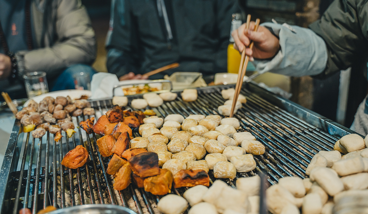 建水包浆豆腐,一种深受当地人喜爱的烤豆腐,口感会随着炙烤的时间而变化,食客们大都会围坐烤炉一周,每家饭馆皆是如此。