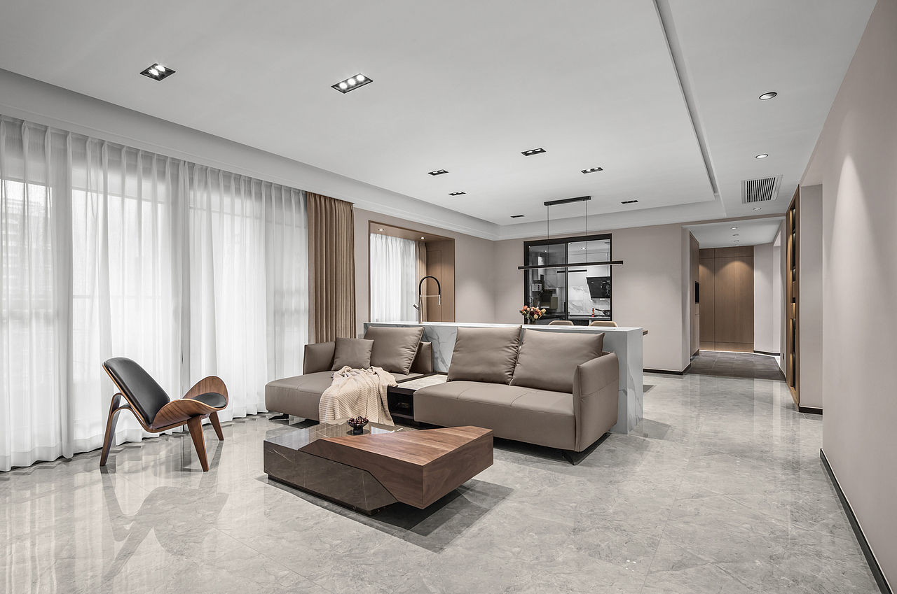 客餐厅的天花采用无主灯和反灯槽设计,搭配中央空调,灯光柔和,简洁