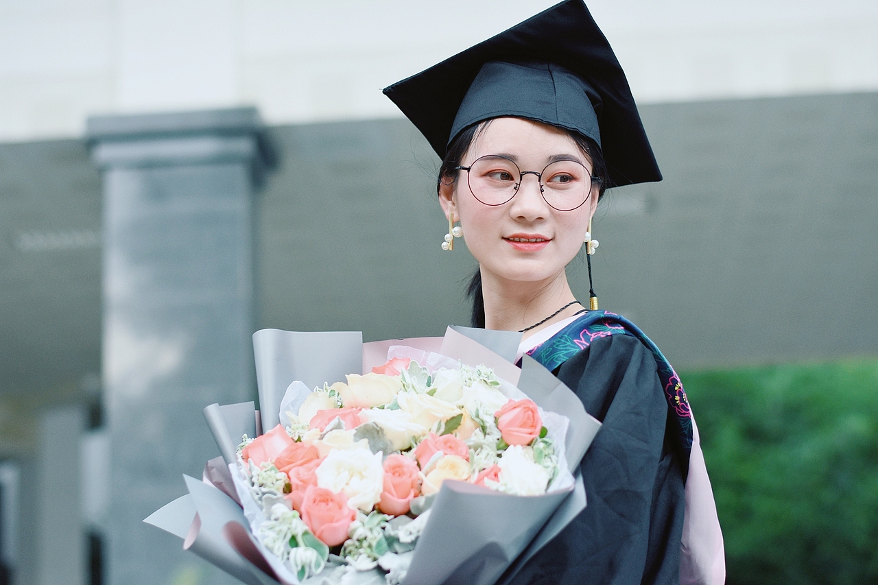 行色匆匆,韶华易逝。