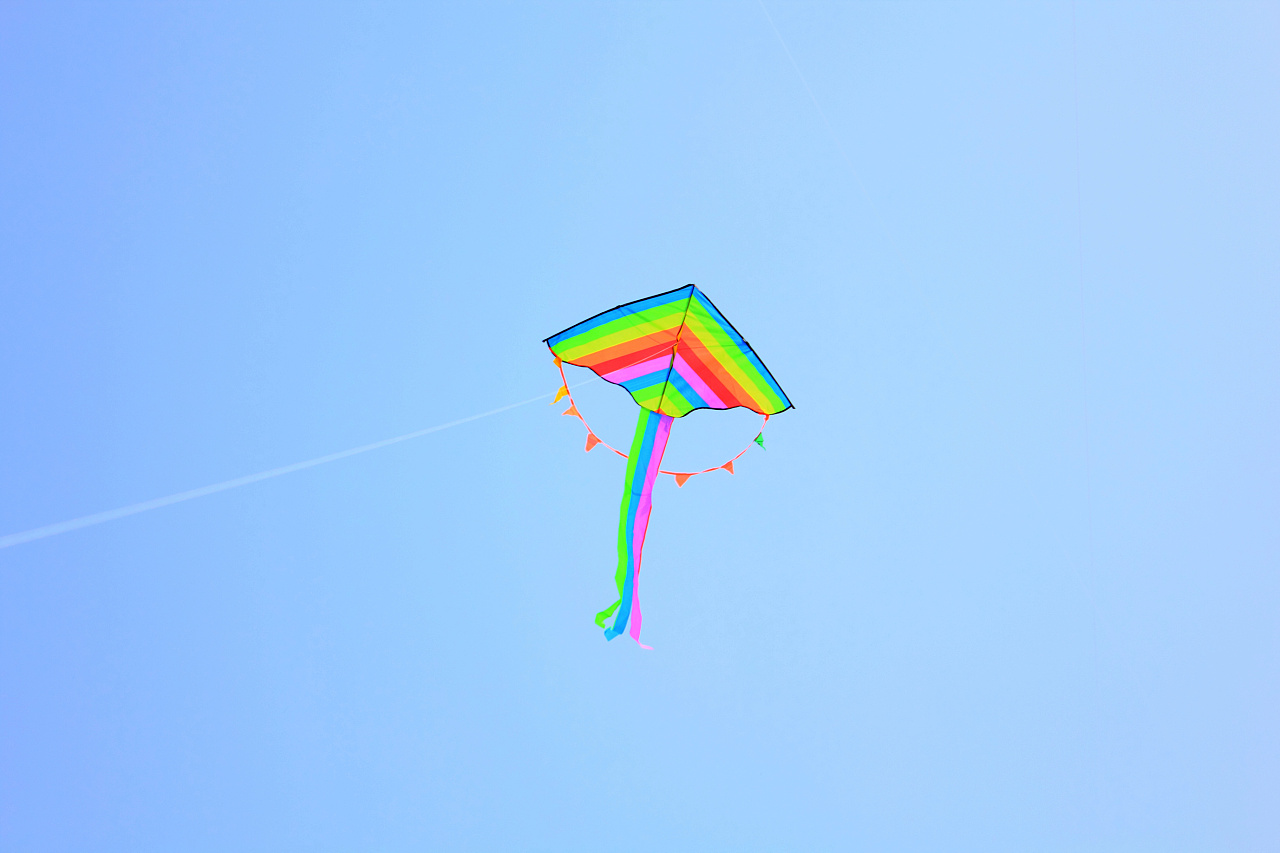 早春孩童沙堆风筝