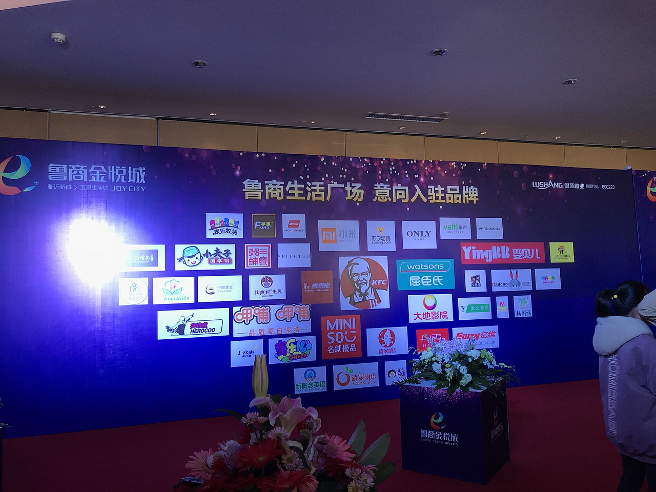 商业街发布会简约效果图及实际执行照片视频（图ZMTgzNzkwNDE2） - 场景 - 站酷设计师放狼的小羊原创素材 - 站酷ZCOOL