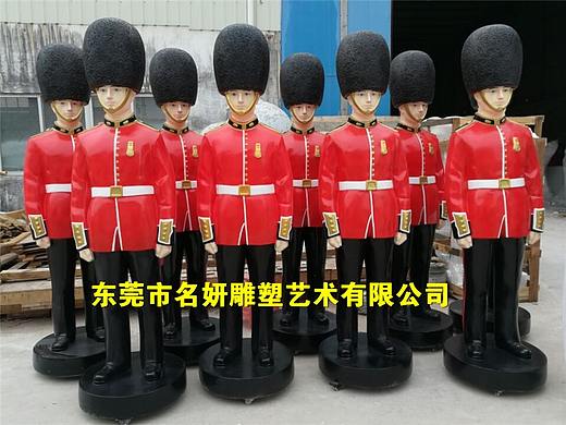 英国皇家卫队形象玻璃钢卫兵士兵人像雕塑如然飒爽英姿