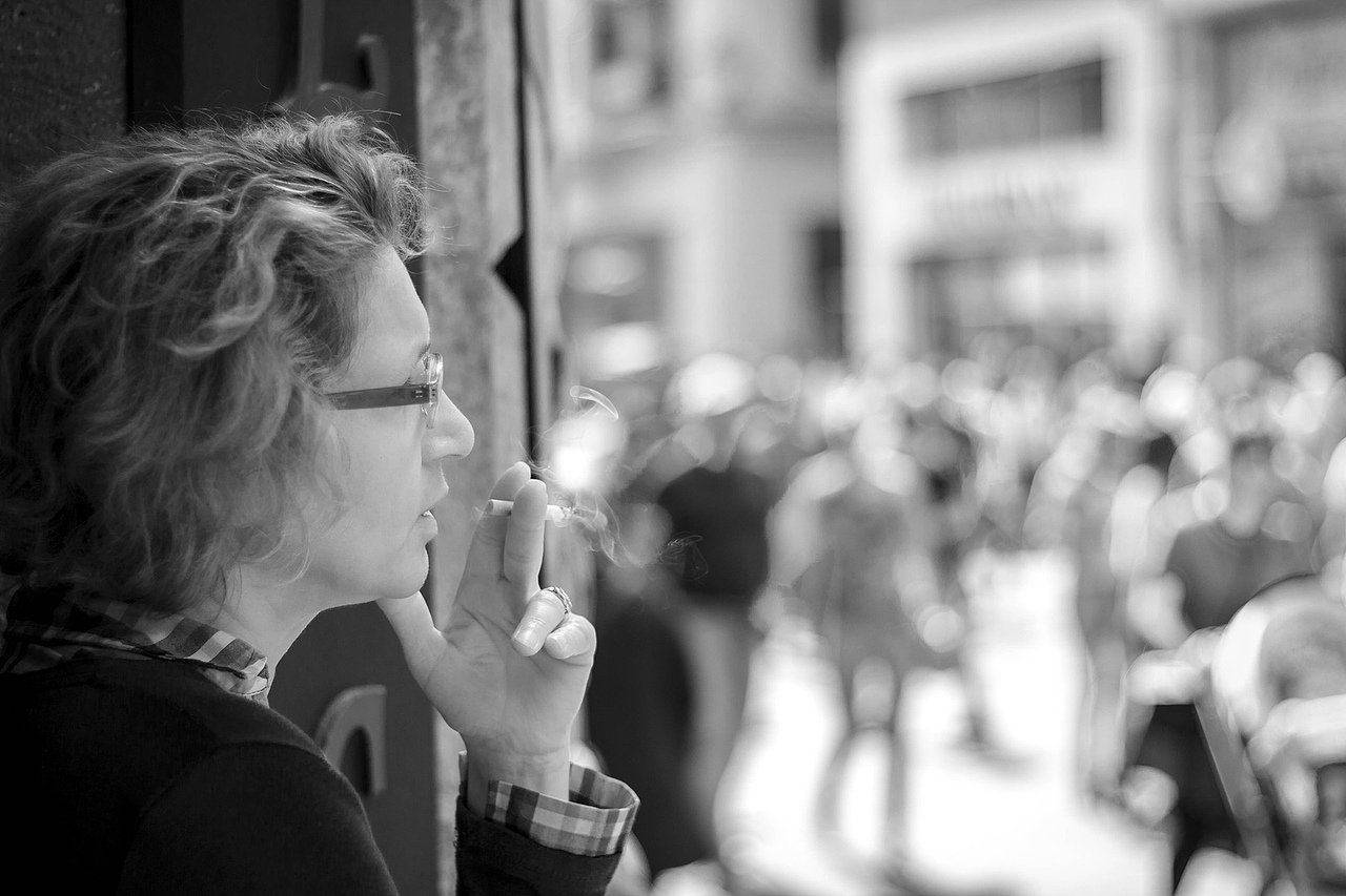 此作拍摄于伊斯坦布尔,抽烟的女子似有心事.