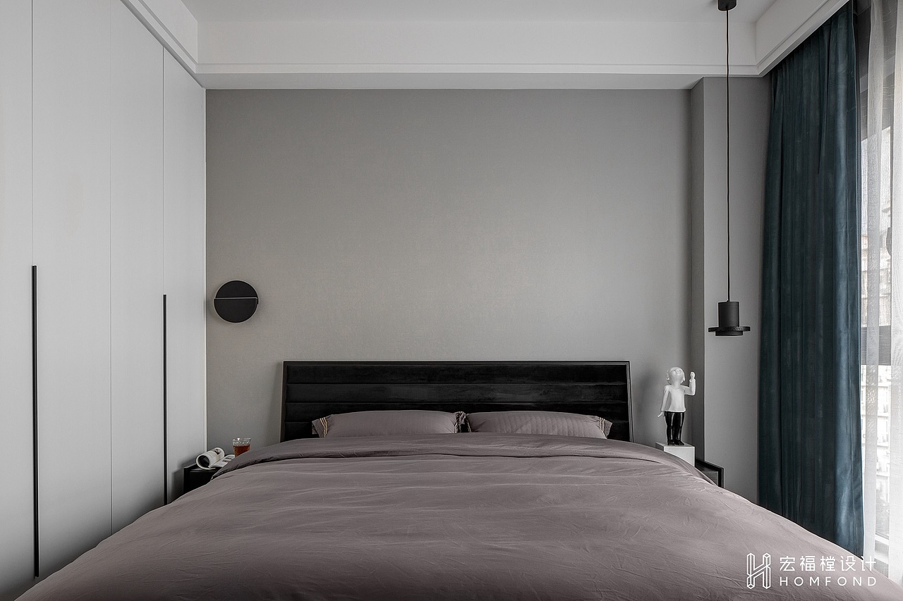 起居室是一天当中屋主恢复元气的地方，所以我们在她喜爱的深色调中加入了温润的牛仔蓝，饱满的灰色调传递出沉静优雅的同时，也维持了空间的整体观感，营造出惬意与恬适的氛围。