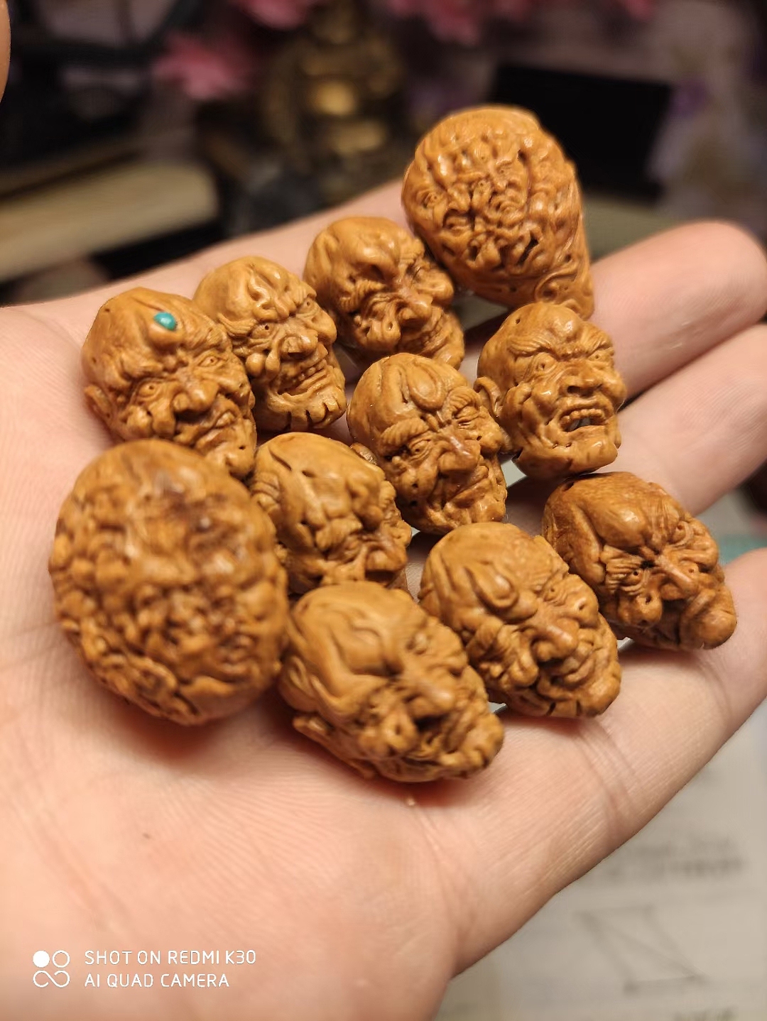 大尺寸肥城桃核纯手工雕刻罗汉头手串_大梦睡仙-站酷zcool