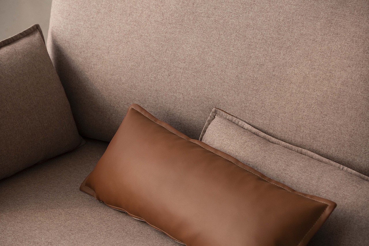 随赠两个长腰枕。腰枕可以皮面和布艺双面使用,冬天皮肤接触布艺很温暖,夏天接触皮面又非常清凉。