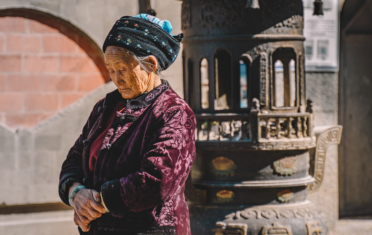 赵氏祠堂前的白族老人.