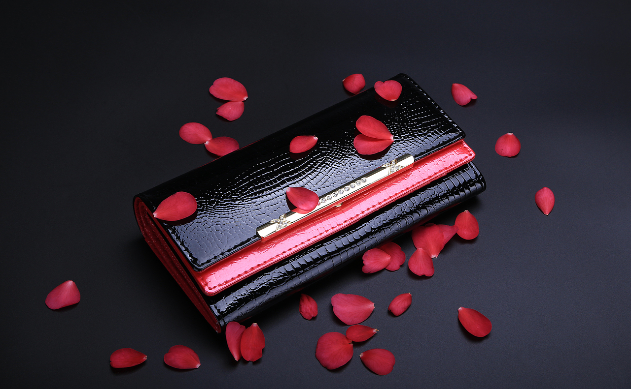 钱包拍摄 钱包 花瓣