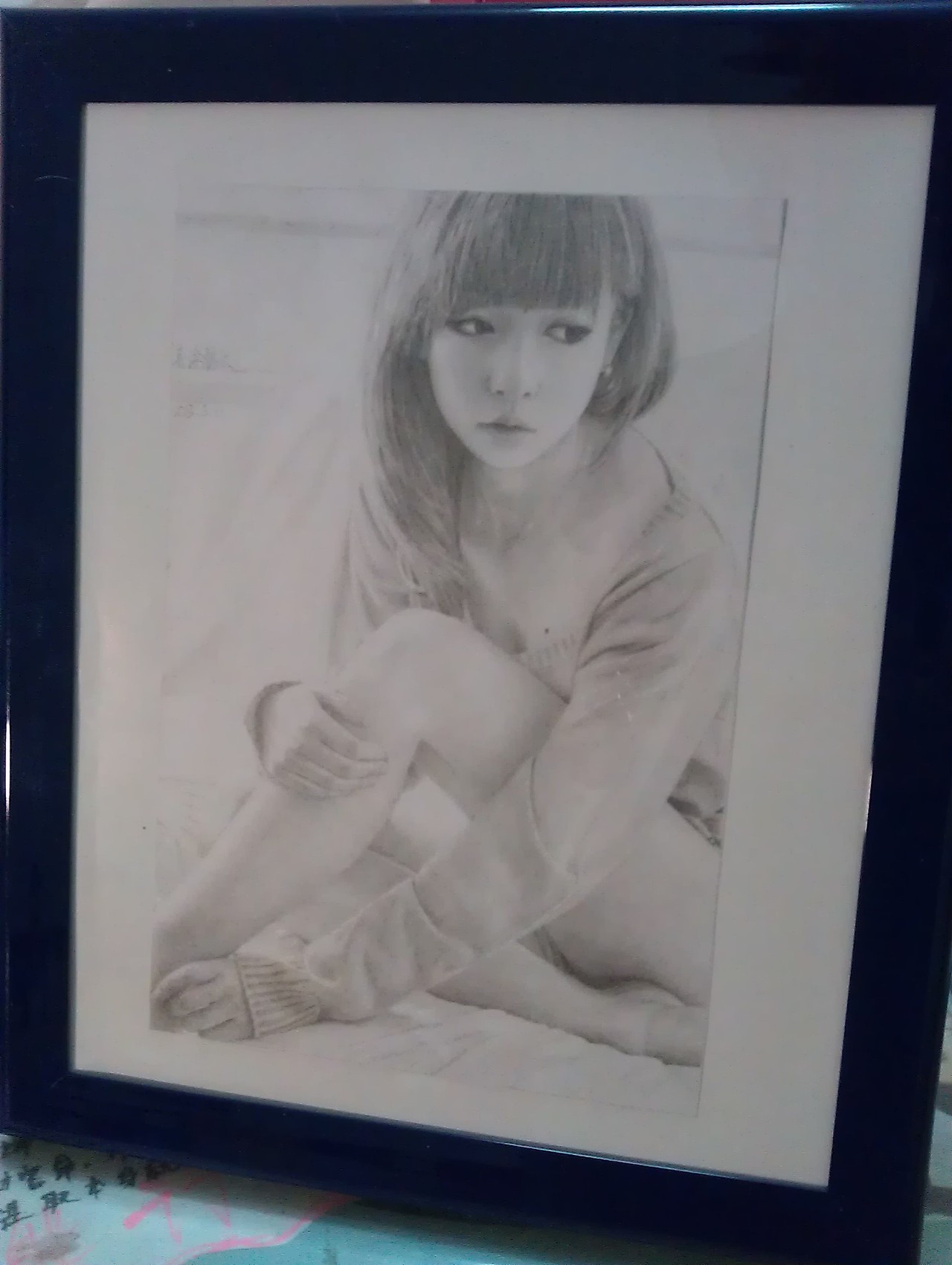 感觉照相的画比扫描的好啊,呵呵,照相的虽然会灰一点,光也不好把握,但由于像素有限的问题,会让画看不清笔触,很有黑白照的感觉。