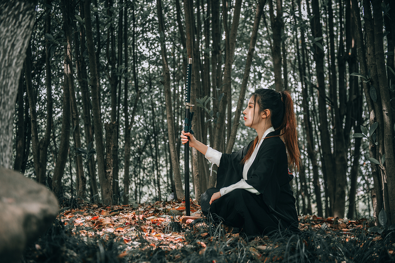 剑客,所以也比较喜欢酷一点的女生.包括日式的女剑客.