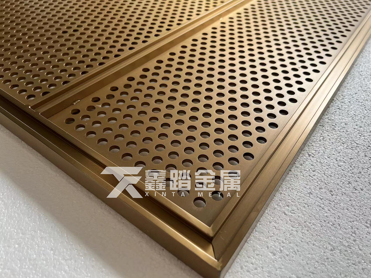 弧形不锈钢屏风 会所新颖款式的不锈钢镂空弧形隔断