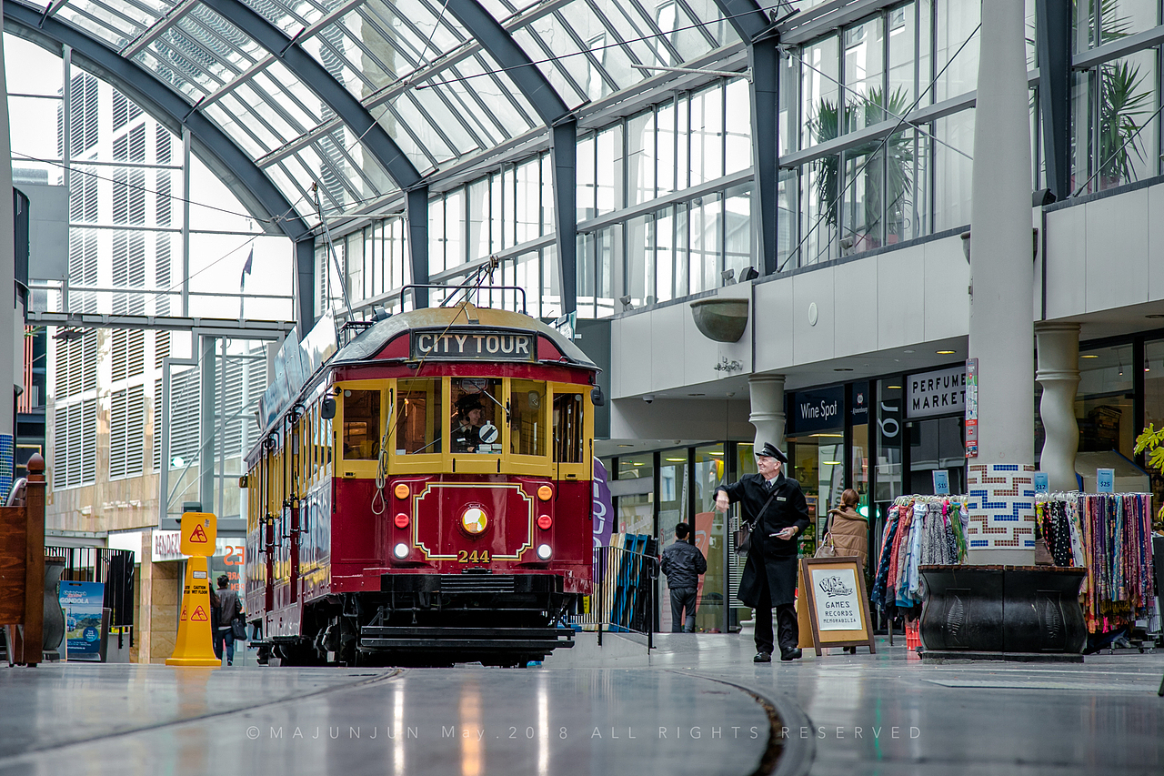 基督城里复古英伦风格的11号有轨观光电车。