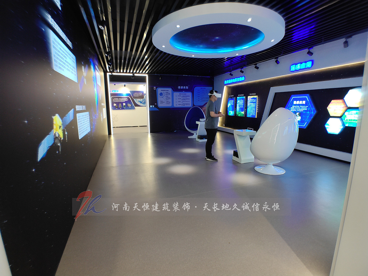 上海展厅设计公司摒弃传统陈旧的图片文字观看，用多媒体的展示立面、地面、展台、展具、模型、展板等采用大屏幕展示犹如观看电影，休息座椅安装操作电脑随意点击所看内容，巨型弧形电子屏幕局部展示画面令人震撼，声光电等现代科技所表现出的小桥流水式地面、鸟儿在林中穿梭呜叫、江南传统民俗等画面，令观者徜徉其中而留恋忘返。整个展区呈现的状态，现代脱俗，宏大壮观，产业园展厅设计装修找天恒，没错，让您满意，实力够强。 