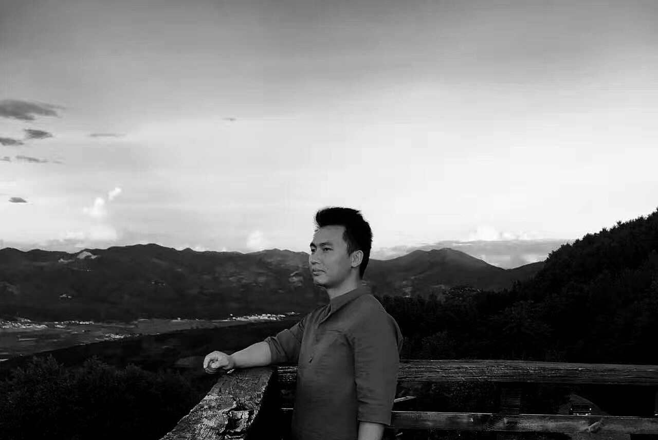 都说喝到一款茶就是遇到一个新朋友,一次茶会遇到的这款茶,遇到了这个人。他爱这里大山的空气,爱这里云雾弥漫的风景,更爱这片古老茶树林……