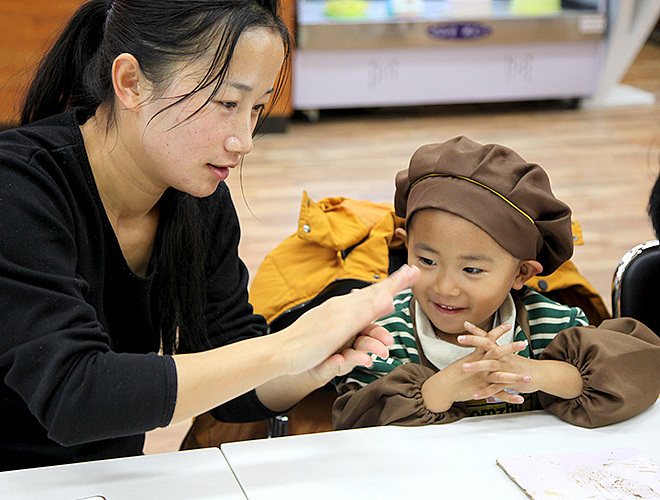 时指间动漫主题手工陶艺店是什么样的