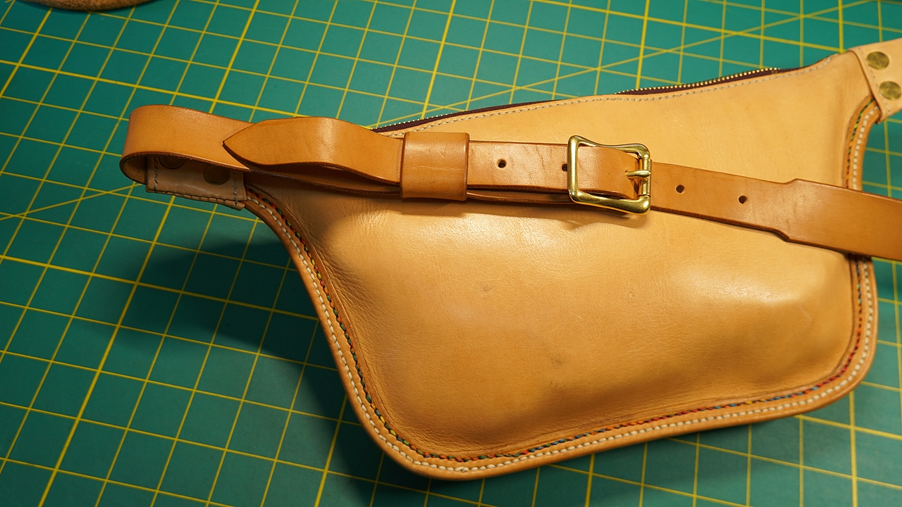 原色植鞣革胸包