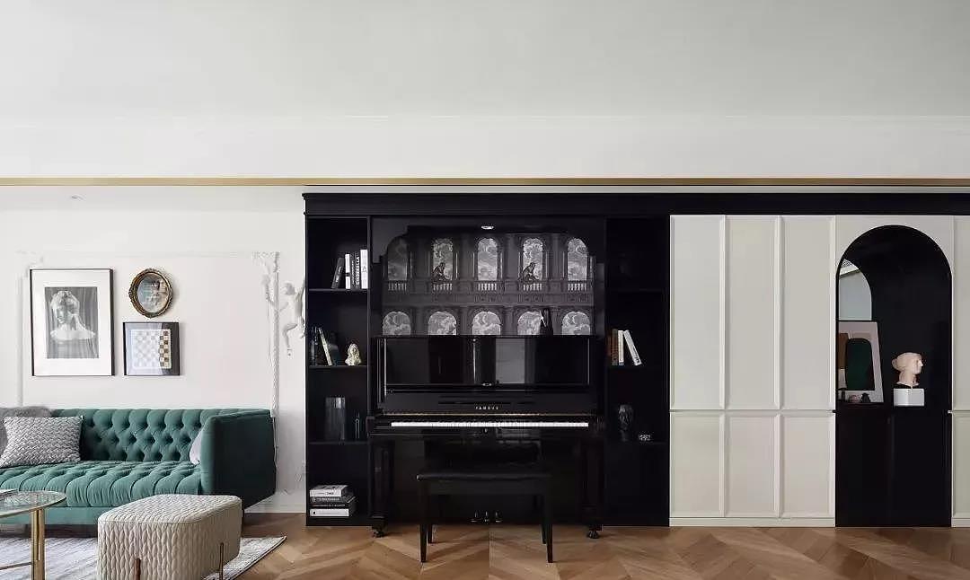 客厅与餐厅的走廊立面通过多材质多造型打造钢琴区与置物收纳柜