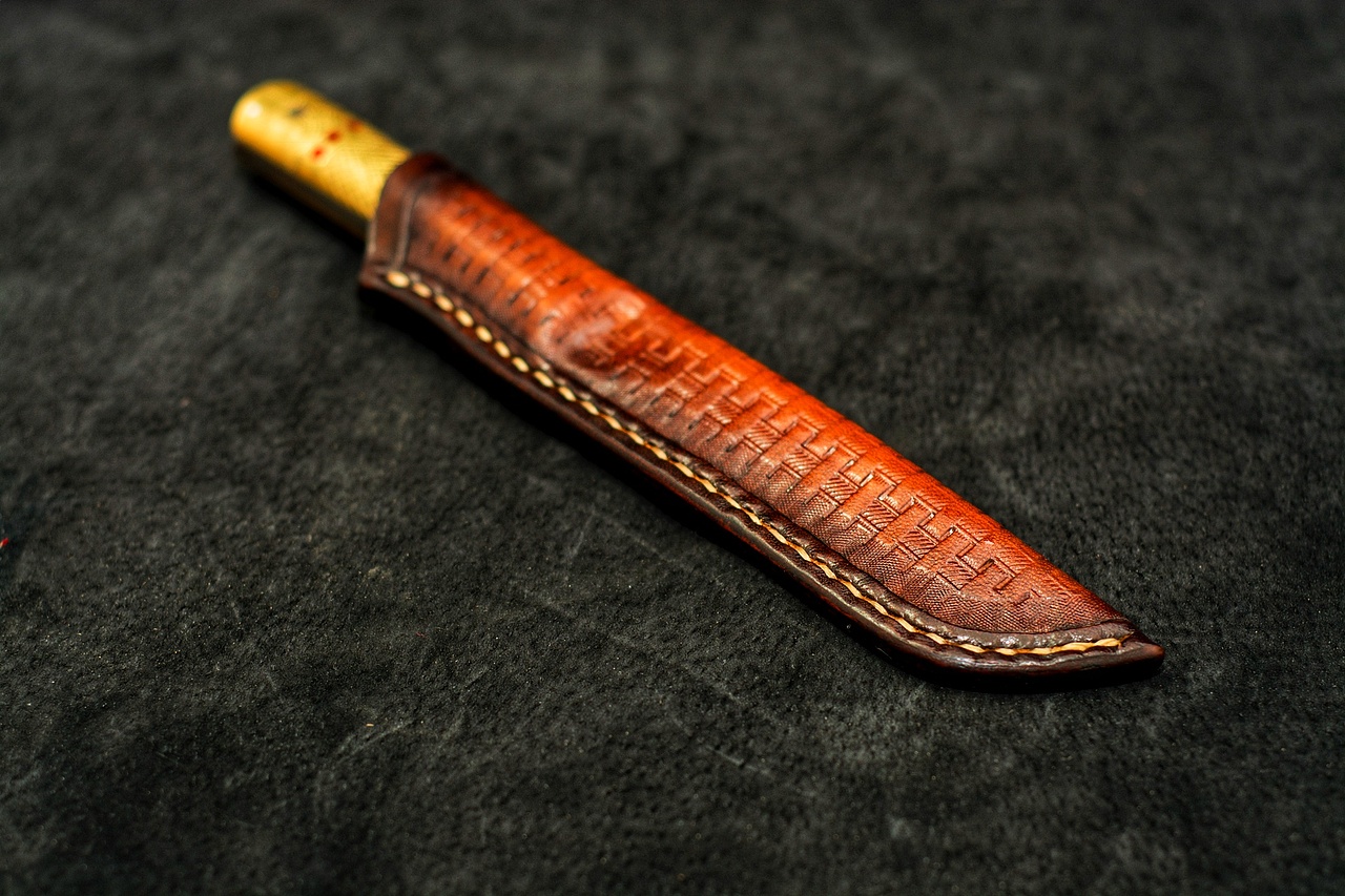 手工雕花编织纹塑型刀鞘