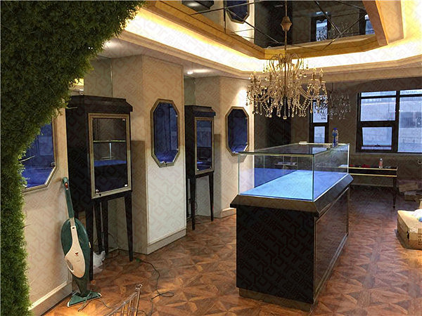 黑龙江哈尔滨私人珠宝会所内木制烤漆展示柜设计制作