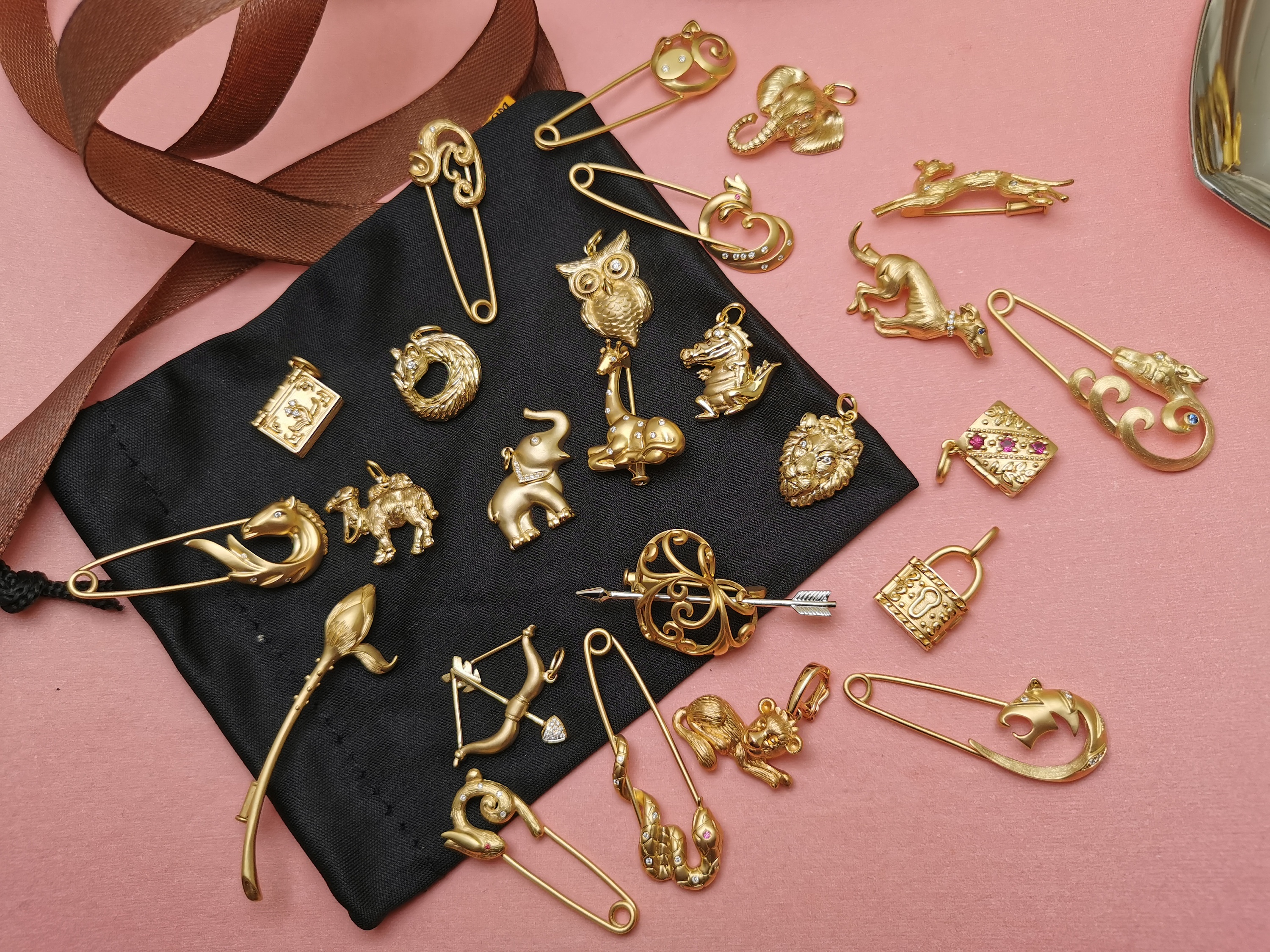 金灿灿的手工制作的黄金首饰