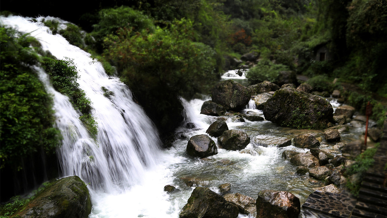 高清溪流瀑布图片