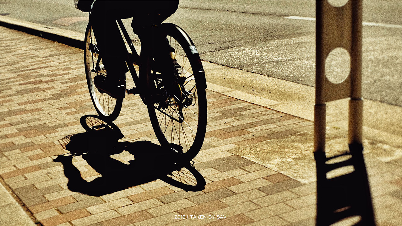 每个来往者都有故事吧。
每个站台也都有故事吧。<br>故事这么多,<br>该听哪一个?<br>