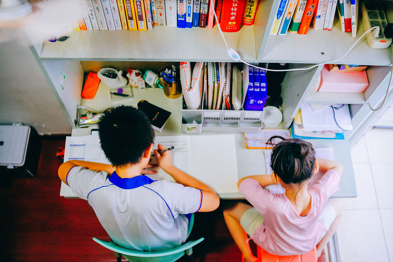 和哥哥一起写作业