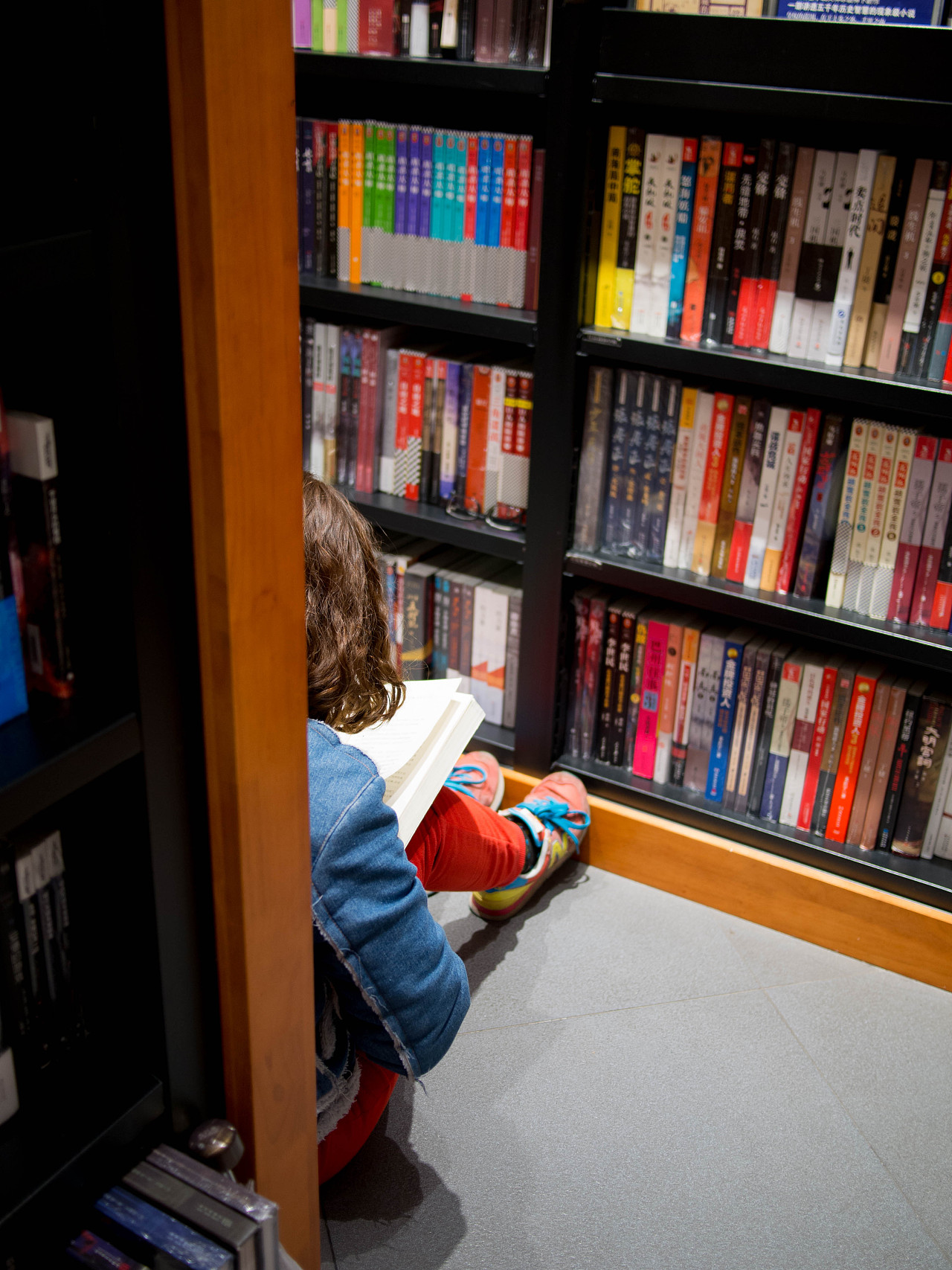 专注看书的女孩