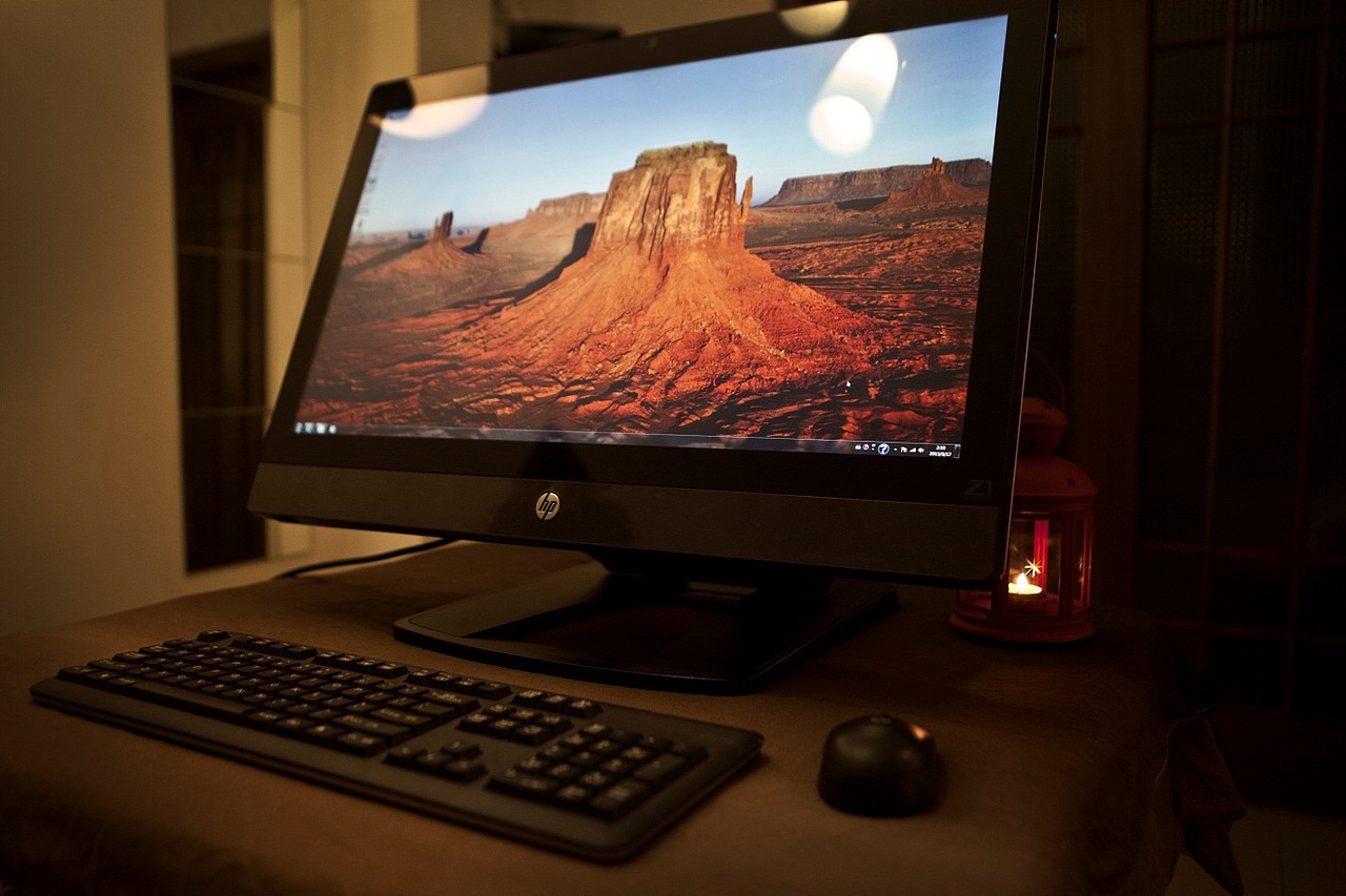 我的新家伙秀出来给大家看看。
HP Z1一体机,非常方便,哪都能摆,而且渲染的速度真的是很快,可能是因为它配备了四核心Intel® Xeon® 处理器,快到让我不习惯,哈哈。<br>