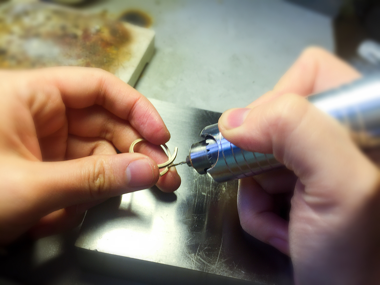 part6
【这一步很关键】<br>因为考虑到要粘合珍珠<br>为了让粘合变的更加牢固 要先在银表面打一个洞 <br>然后用细银丝沾AB胶与粗银丝结合<br>(AB胶8小时以上牢固)