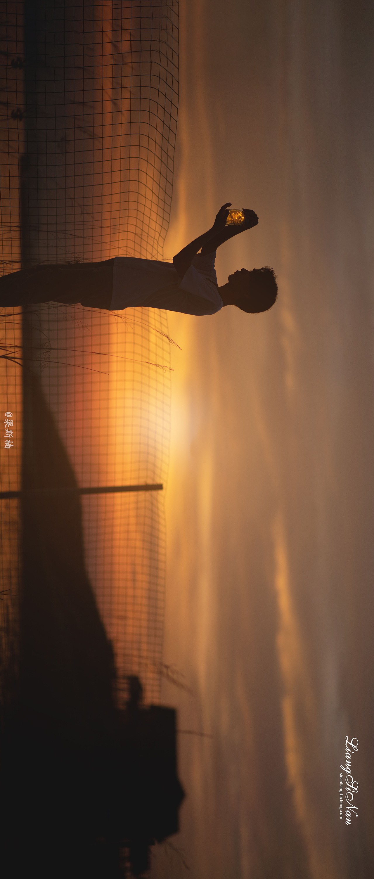 小镇夕阳西下,天边有一抹红彤彤的晚霞