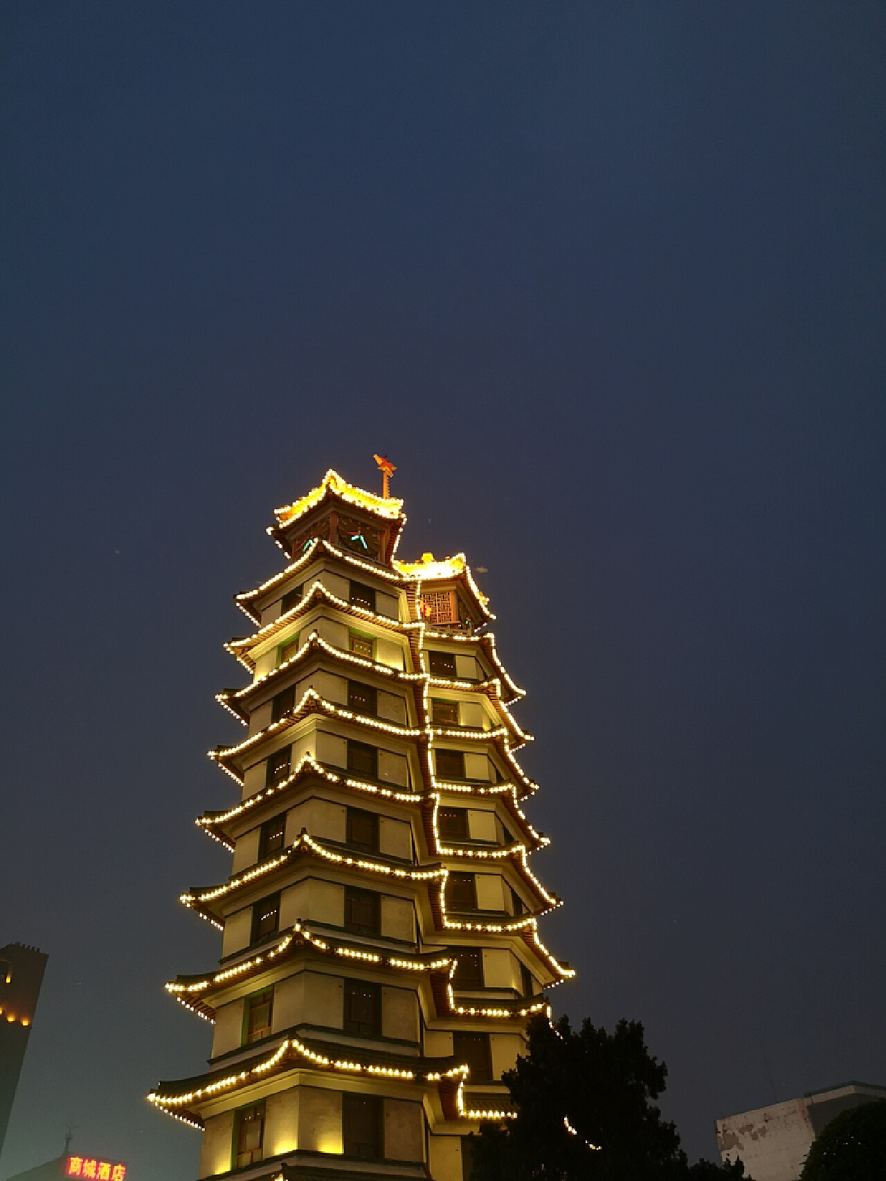 2023二七纪念塔游玩攻略,郑州二七纪念塔，晚上的夜景...【去哪儿攻略】