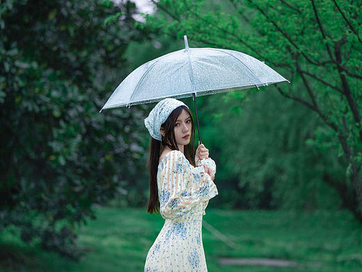 春日公园的少女