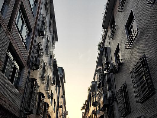 居民楼中的阳光