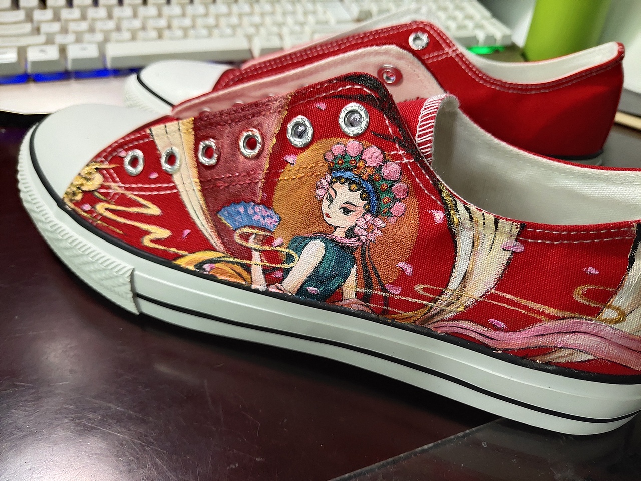 手绘鞋子 国潮人物插画