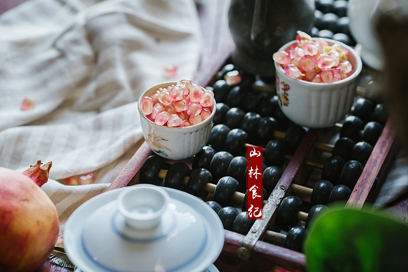 秋浓榴鲜若脂粉 露侯酒赤薄觞杯