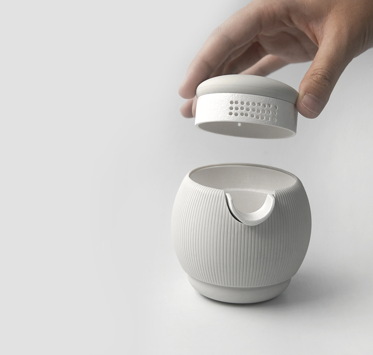 高级灰+极客白陶瓷!外表简约,内在强大。同时外部硅胶加了防手印处理,汗渍汗渍统统没在怕,出水的孔也很多,保证出水快!