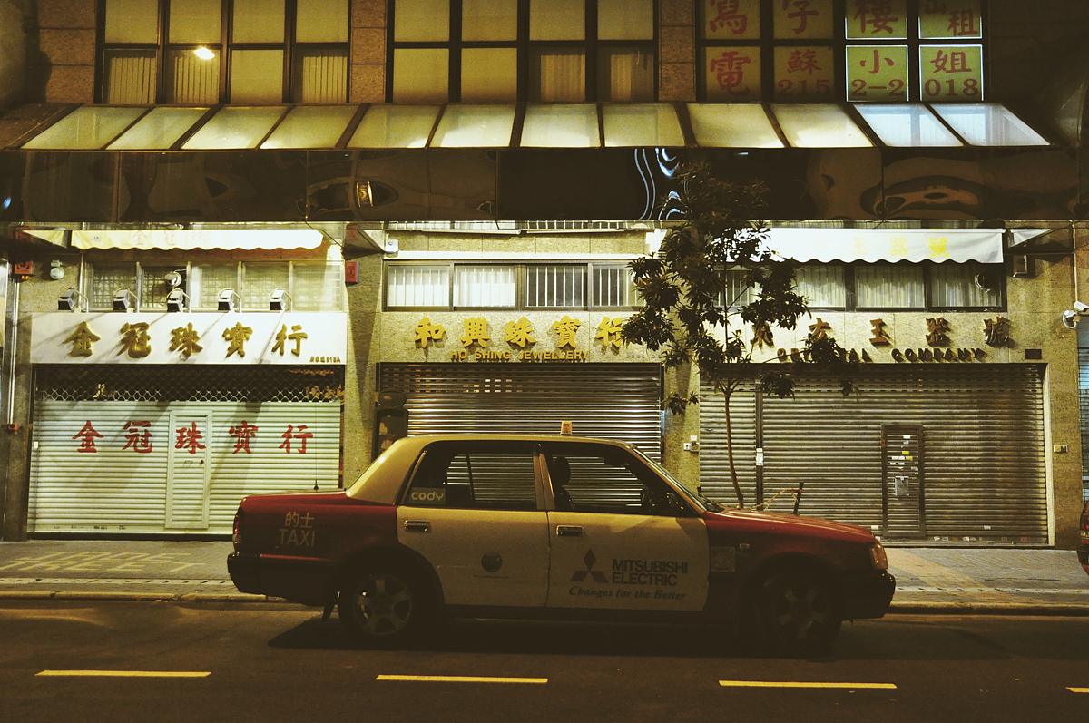 YmLens | 街边太多人与车,繁华闹市人醉夜。