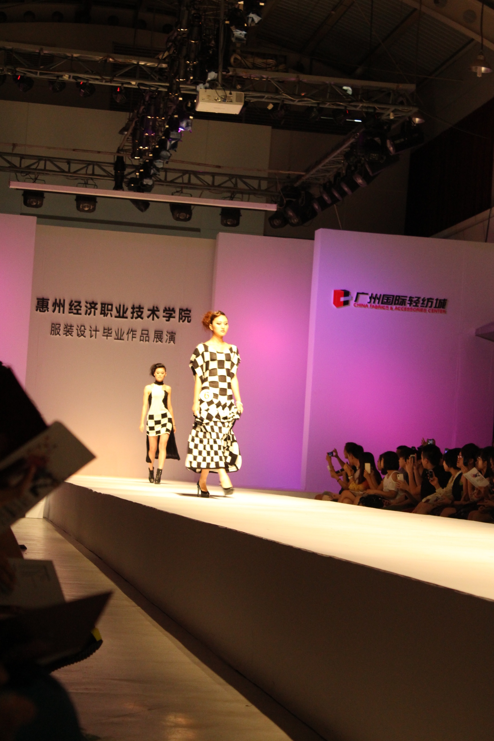 传统文化基因演绎新时尚，“新中装” 国风新潮闪耀T台秀场