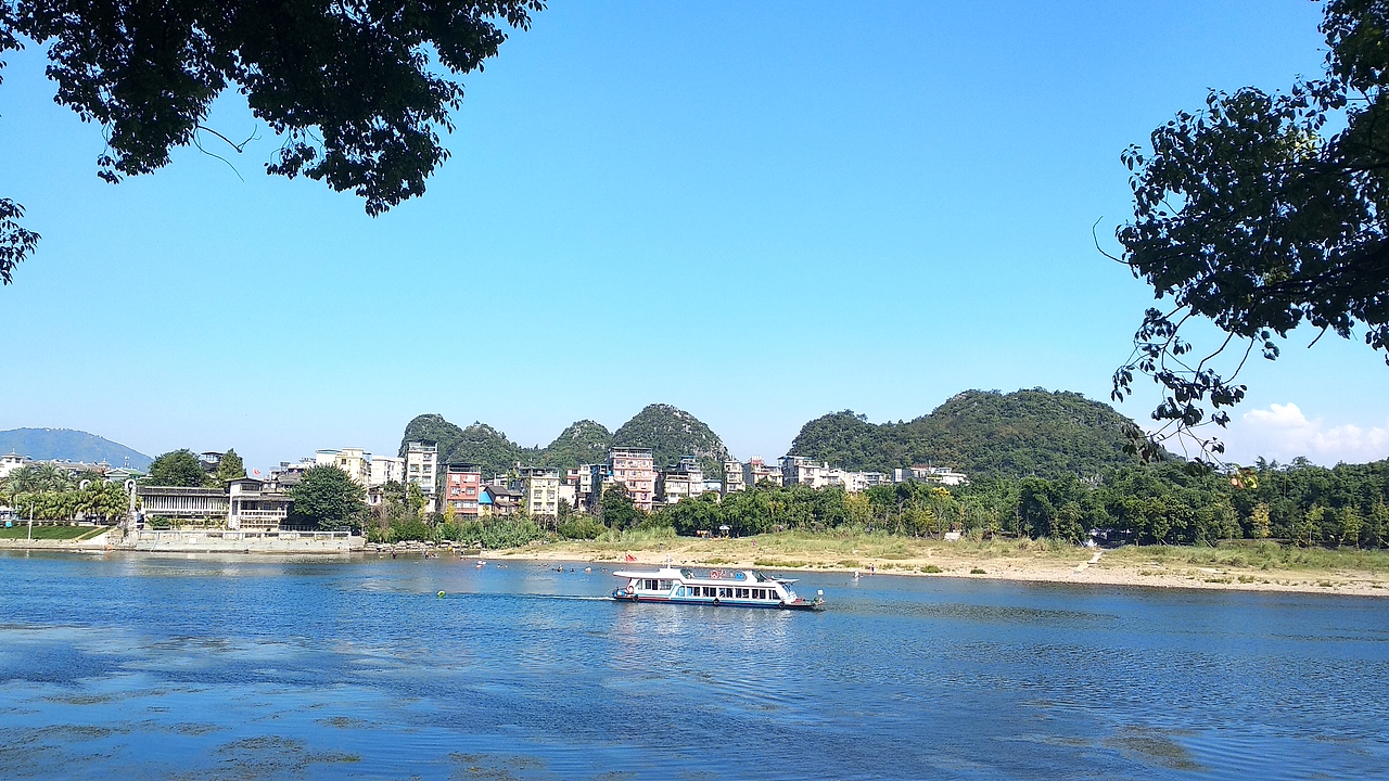 河里有鱼虾,有游艇,还有洗澡的人儿