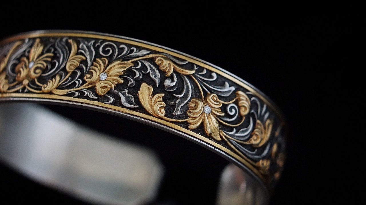 【手工雕刻唐草花纹纯银手镯】 