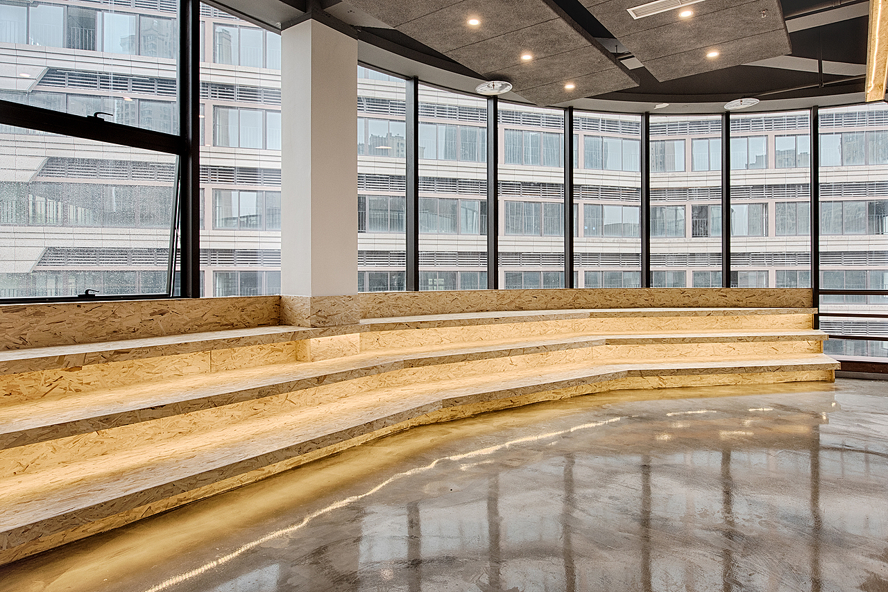 舞蹈本身不仅仅是光鲜亮丽的舞台和掌声,在羡慕崇拜的目光中,背后更多的是坚强隐忍,刻苦重复的训练。
对于每一个求知若渴的孩子,舞蹈将作为她们生命中的一部份,必定会留下深刻的回忆。期许美好的环境承载着她们的梦想,不停成长。