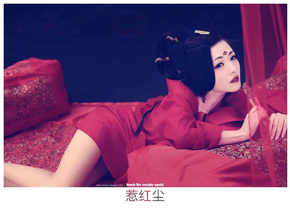 服装:千秋无绝色,悦目是佳人。倾国倾城貌,惊为天下人。香肩半露,美目盼兮,见此倾城貌,何人不相怜?此款服装以红色为主色调,更衬皮肤白若凝脂,妖娆媚人,饰品:黑色为主的素簪子绘制出红色的花纹,再无其他装饰,看似不经意间穿插于青丝之间,柔媚性感恰到好处服装面料采用棉麻料,此布料亲肤舒适的同时因其自身的硬度能更好的帮助凸显造型,勾勒身形;此款简约、大气,无过多繁复累赘装饰,能更好的突显视觉中心,展现姣好身材。妆造:妆面属于盘子的三大妆面的(华丽/大气/性感/妖娆)妆面,整体妆面色彩会相对来说比较重一点,额间有贴花佃。造型属于是我们盘子的双包基本式,头发短于齐耳垂是不能包基本式,所以长度要有一定的长度才好包假发包。造型是属于我们的垂髻式,整体体现非常慵懒的感觉,侧面的大片刘海是可以修饰模特的脸型和体现妖娆的感觉。摄影:相机尼康D810。利用镜头大光圈的虚实特点,结合背景+中前景(枕头),营造一个古典闺房的场景,拍摄中多运用趴,躺,卧,靠。光圈F2。速度S1/50。焦距50MM。混合光源实景灯光法。数码:偏复古港风的色调,营造深闺暧昧的氛围