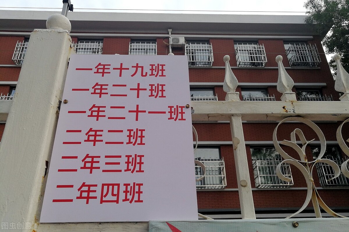 近期生产制作案例标识牌公交候车亭商业标识系统分享