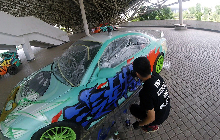 侧面以汽车特技人涂鸦字体和LDU
"岔飘联盟"Liberty drifting union LDU