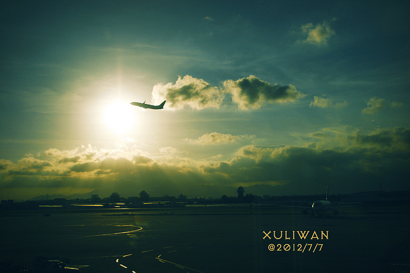 傍晚咖啡厅的窗前刚好看见一架飞机起飞。