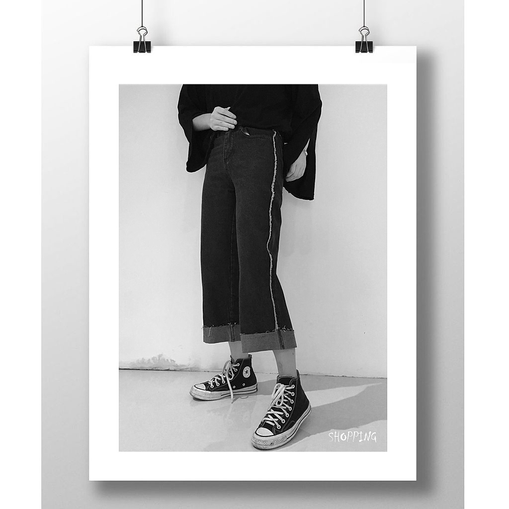 这款毛边牛仔裤是直筒的哦~高腰的版型
<br>裤脚为翻遍设设计 固定的哦<br><br>真的很好看 裤脚也是磨破的<br><br>毛边设计很是特别哦!<br><br>可以搭配各种各样的单品哦~